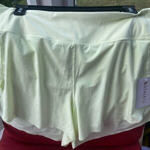 Athleta women’s run with it 3.5 inch short semi-fitted with midrise waistband